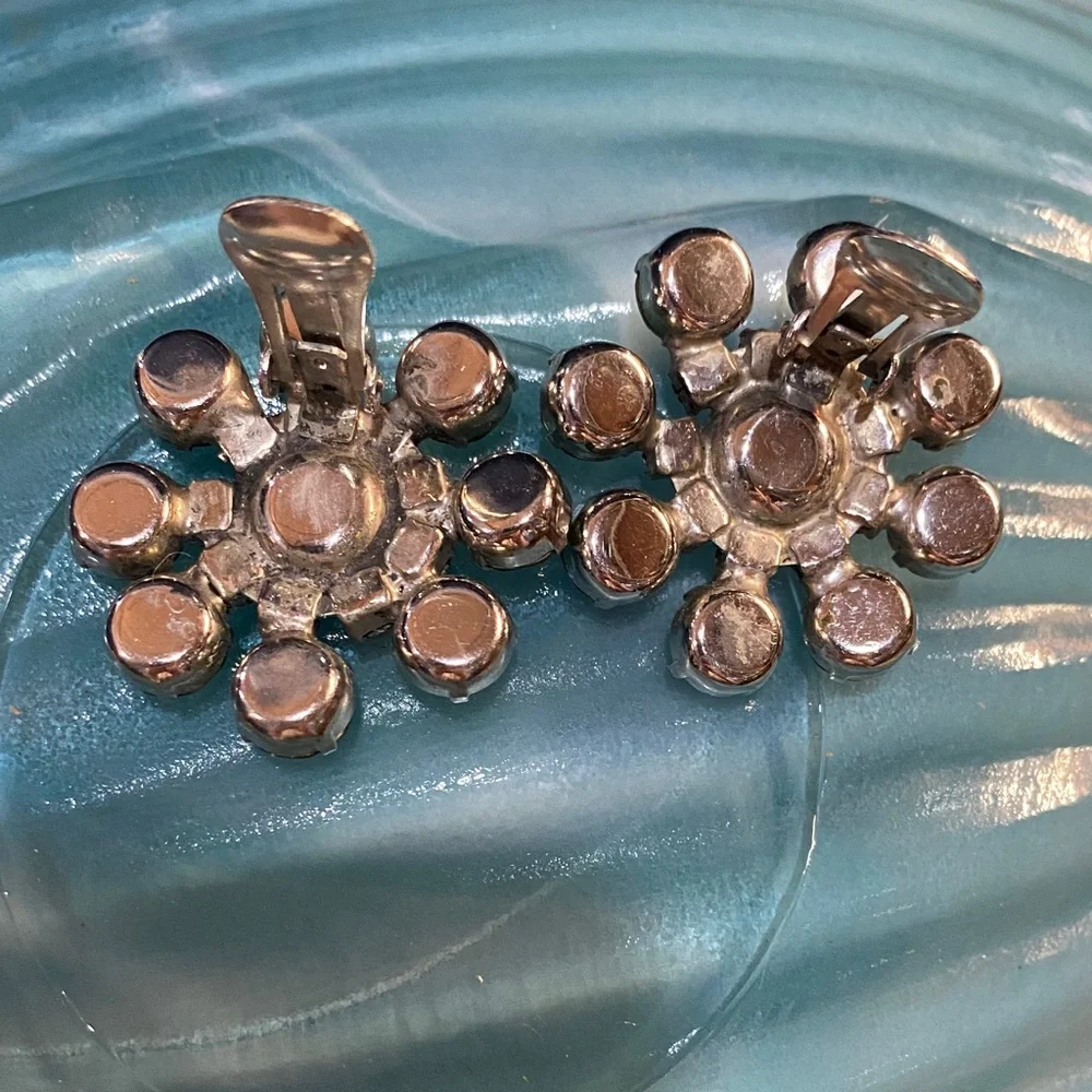 Elegant Vintage Clip Earrings - Picture 5 of 8